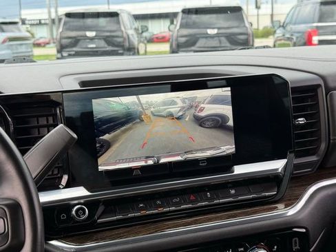 Used 2023 GMC Sierra 1500 SLE w/ Enhanced Capability Package AWD/4WD image 3