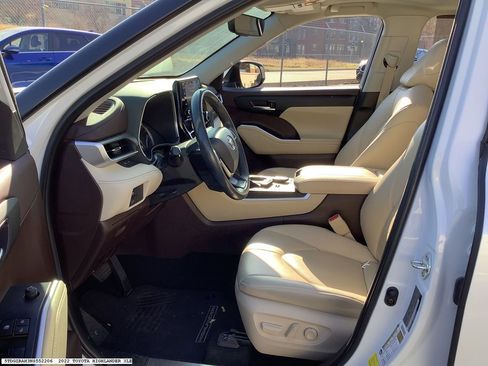 Used 2022 Toyota Highlander XLE image 12