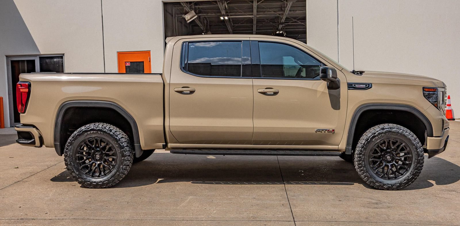 Used 2022 GMC Sierra 1500 AT4 w/ AT4 Preferred Package AWD/4WD image 11