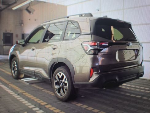Used 2025 Subaru Forester Premium AWD/4WD image 5