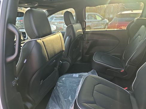 New 2026 Chrysler Pacifica Limited w/ S Appearance Package image 14