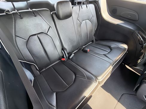 Used 2019 Chrysler Pacifica Limited w/ S Appearance Package FWD image 30