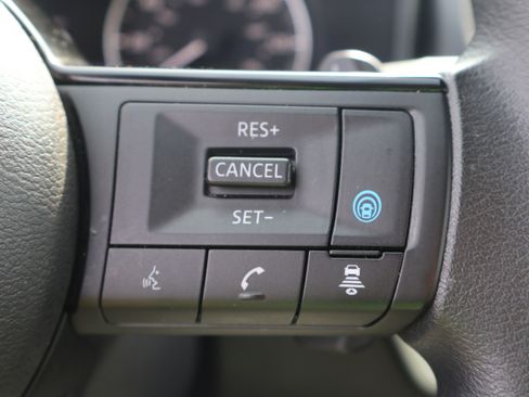 Used 2023 Nissan Rogue SV AWD/4WD image 32