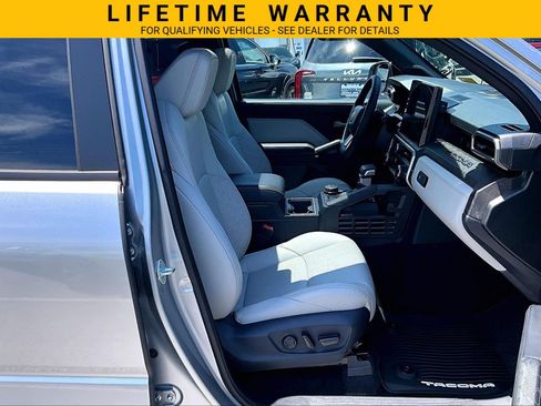 Used 2025 Toyota Tacoma Limited AWD/4WD image 7