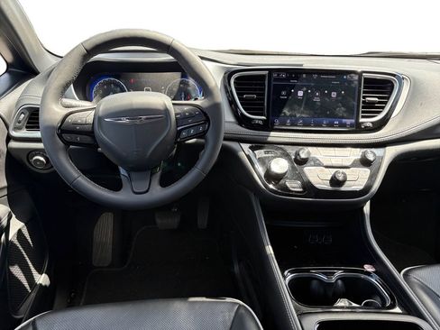 Used 2025 Chrysler Pacifica Limited FWD image 11