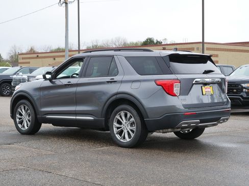 Used 2022 Ford Explorer XLT w/ Equipment Group 202A AWD/4WD image 5