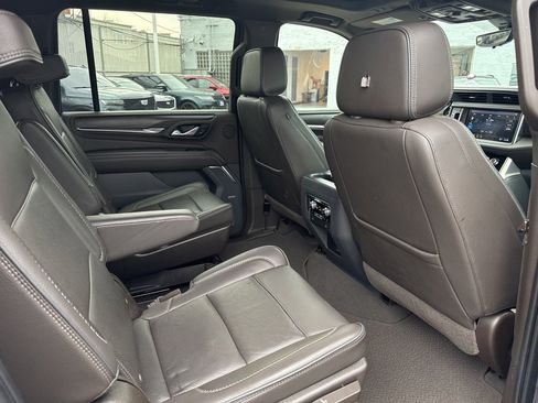 Used 2021 GMC Yukon XL Denali w/ Denali Premium Package image 12