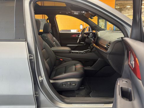 Used 2025 Chevrolet Traverse RS AWD/4WD image 19
