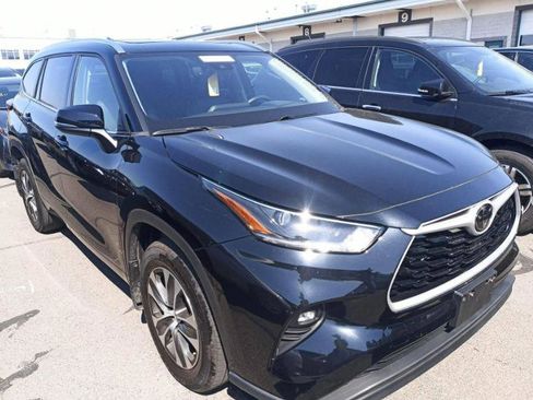 Used 2021 Toyota Highlander XLE AWD/4WD image 3
