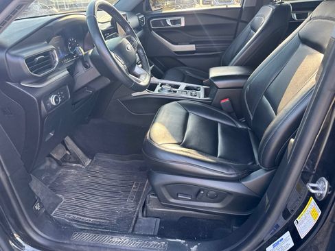 Used 2022 Ford Explorer XLT w/ Equipment Group 202A AWD/4WD image 14