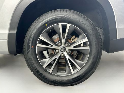 Used 2017 Toyota Highlander LE FWD image 11