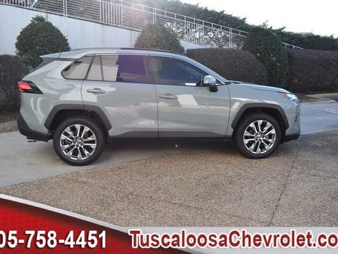 Used 2022 Toyota RAV4 XLE Premium image 12