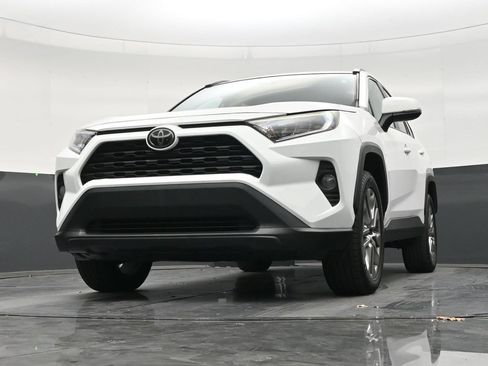 Used 2019 Toyota RAV4 XLE Premium FWD image 27