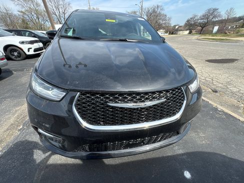 New 2026 Chrysler Pacifica Select image 2