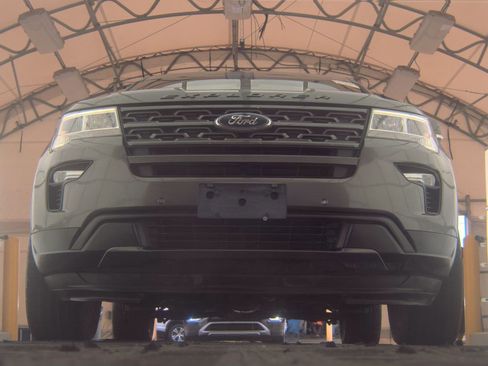 Used 2018 Ford Explorer XLT w/ Equipment Group 202A FWD image 4