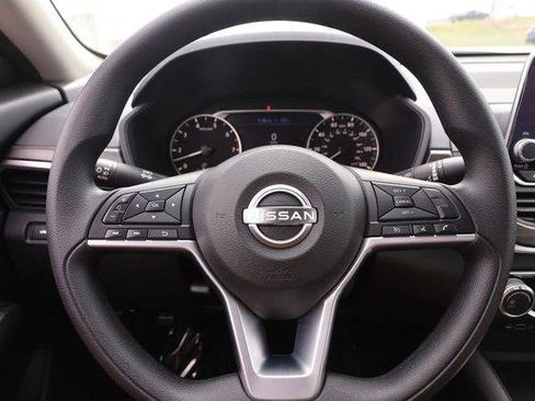 Used 2025 Nissan Altima 2.5 SV FWD image 10