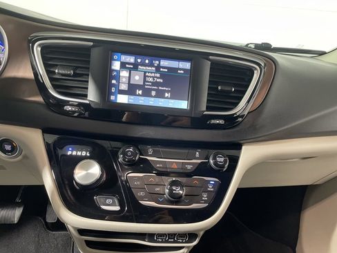 Used 2023 Chrysler Voyager LX image 15