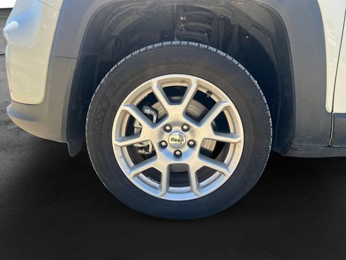 Used 2023 Jeep Renegade Latitude AWD/4WD image 13