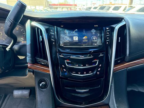 Used 2015 Cadillac Escalade Luxury image 25
