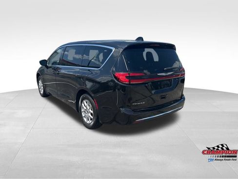 Used 2024 Chrysler Pacifica Touring-L FWD image 3