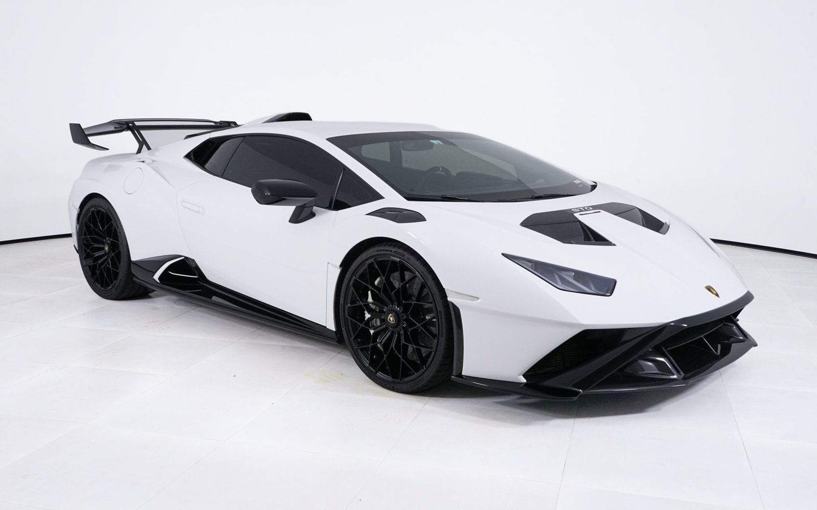Used 2023 Lamborghini Huracan STO RWD image 9