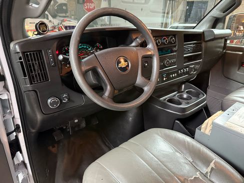 Used 2017 Chevrolet Express 2500 RWD image 9