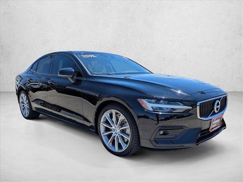 Used 2021 Volvo S60 T6 Momentum AWD/4WD image 3
