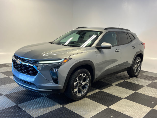 Used 2024 Chevrolet Trax LT w/ Driver Confidence Package FWD image 3