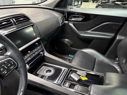 Used 2020 Jaguar F-PACE Premium image 25