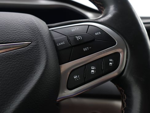 Used 2020 Chrysler Pacifica Touring-L Plus FWD image 16