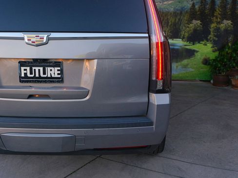 Used 2019 Cadillac Escalade Luxury image 44