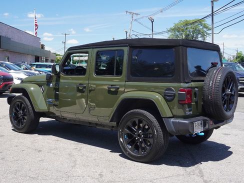 Used 2022 Jeep Wrangler Unlimited Sahara w/ Cold Weather Group AWD/4WD image 8
