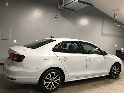 Used 2017 Volkswagen Jetta SE image 3