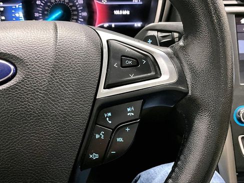 Used 2017 Ford Fusion SE w/ Fusion SE Technology Package image 12