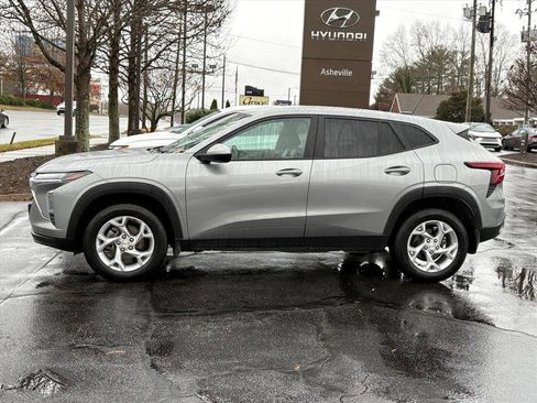 Used 2024 Chevrolet Trax LS w/ LS Convenience Package image 3