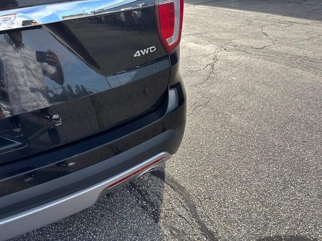 Used 2017 Ford Explorer XLT AWD/4WD image 36