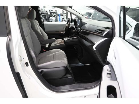 Used 2026 Toyota Sienna LE FWD image 15