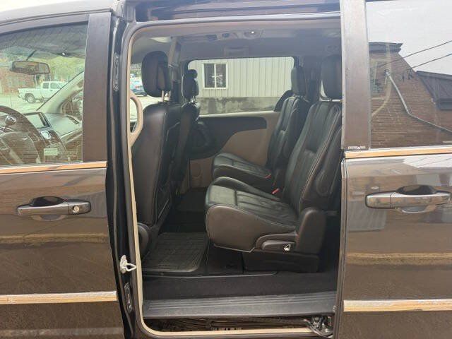 Used 2012 Chrysler Town & Country Touring w/ Entertainment Group #1 FWD image 11