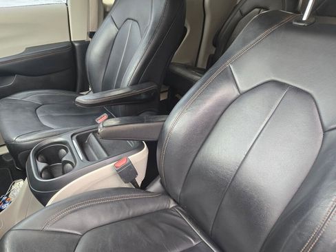 Used 2017 Chrysler Pacifica Touring-L w/ Tire & Wheel Group image 16