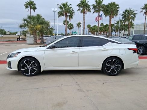 Used 2024 Nissan Altima 2.5 SR w/ SR Premium Package FWD image 3