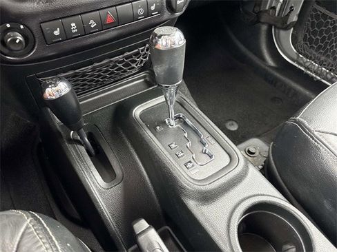 Used 2018 Jeep Wrangler Unlimited Rubicon w/ Connectivity Group image 34