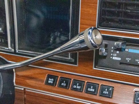Used 1988 Lincoln Town Car Signature RWD image 14