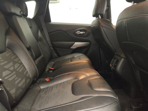 Used 2022 Jeep Cherokee Latitude AWD/4WD image 19