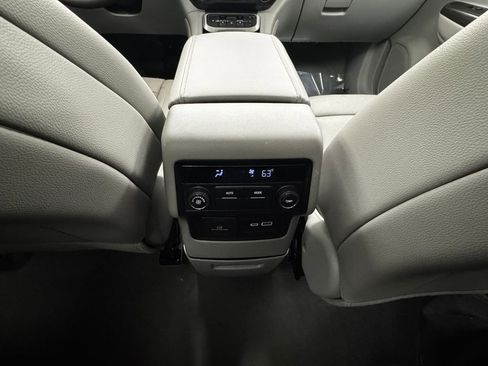 Used 2023 GMC Acadia SLT image 31