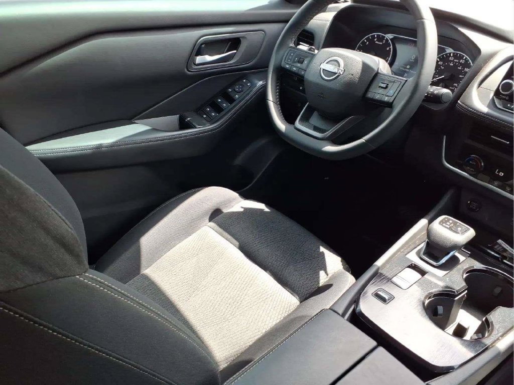 Used 2026 Nissan Rogue SV FWD image 9
