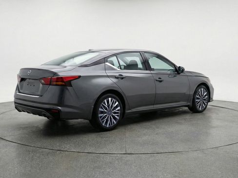 Used 2025 Nissan Altima 2.5 SV image 9