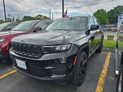 Used 2023 Jeep Grand Cherokee Altitude AWD/4WD image 3
