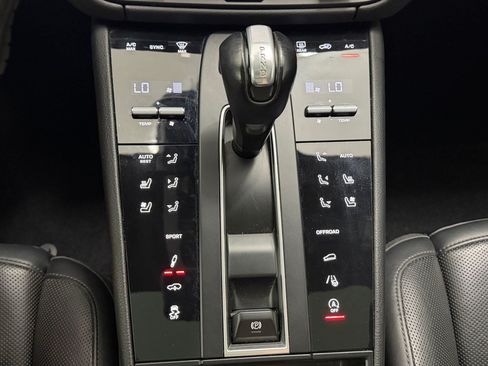Used 2024 Porsche Macan AWD/4WD image 17