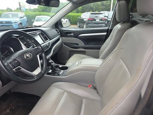 Used 2017 Toyota Highlander XLE AWD/4WD image 17