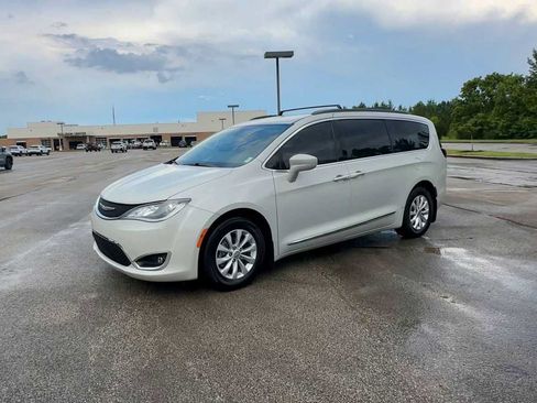 Used 2017 Chrysler Pacifica Touring-L FWD image 4